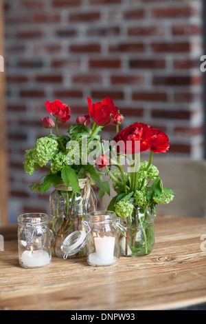 Kerzen und Blumen in Vasen auf Hochzeit, Toronto, Ontario, Kanada Stockfoto