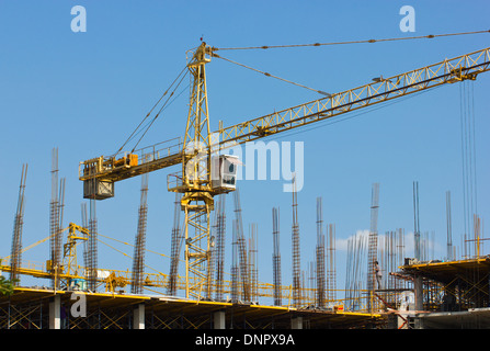 Baustelle mit Kran isoliert auf blauen Himmel. Stockfoto