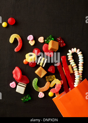 Sortierte Candy Spilling aus Tasche Stockfoto