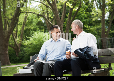 Unternehmer sprechen über Park Bench, Mannheim, Baden-Württemberg, Deutschland Stockfoto