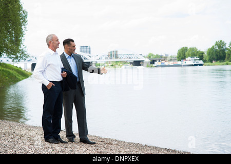 Geschäftsleuten stehen von Fluss, Mannheim, Baden-Württemberg, Deutschland Stockfoto