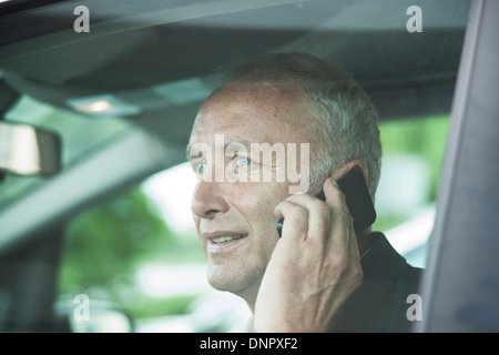 Geschäftsmann, reden über Handy im Auto, Mannheim, Baden-Württemberg, Deutschland Stockfoto