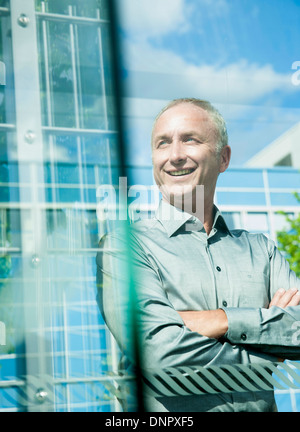 Porträt der Geschäftsmann im Freien, Mannheim, Baden-Württemberg, Deutschland Stockfoto