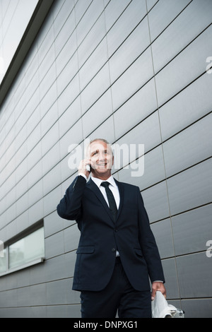 Geschäftsmann mit Handy im Freien, Mannheim, Baden-Württemberg, Deutschland Stockfoto