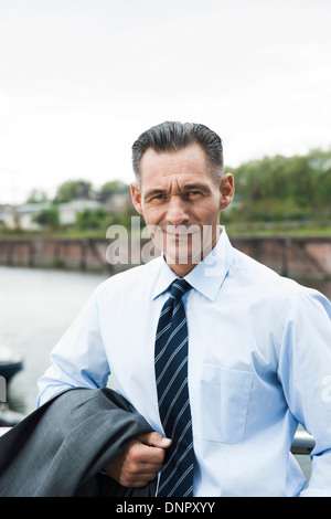 Porträt von reifer Geschäftsmann im Freien, lächelnd in die Kamera, Mannheim, Deutschland Stockfoto