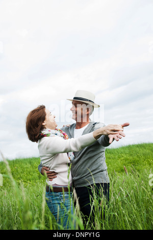 Älteres paar tanzen im Bereich des Grases, Deutschland Stockfoto