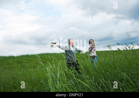 Älteres Paar in Feld Gras, Deutschland Stockfoto