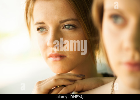 Close-up Portrait von Teenager-Mädchen mit unscharfen junge Frau im Vordergrund Stockfoto
