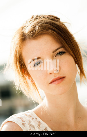 Close-up Portrait von Teenager-Mädchen im Freien, Blick in die Kamera Stockfoto