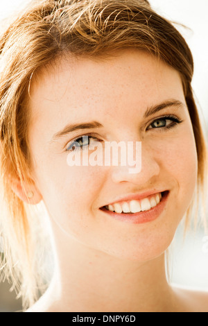 Close-up Portrait von Teenager-Mädchen im Freien, lächelnd in die Kamera Stockfoto