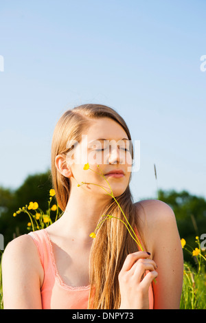 Porträt der jungen Frau im Feld, die Natur genießen, Deutschland Stockfoto