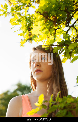 Close-up Portrait der jungen Frau, die unter Ast, Deutschland Stockfoto