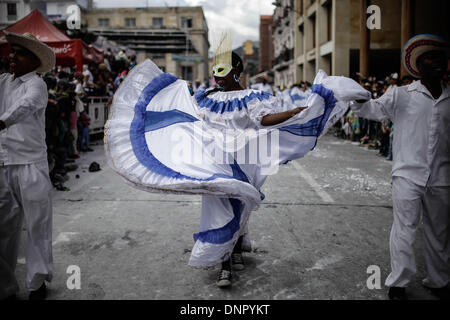 Pasto, Kolumbien. 3. Januar 2014. Ein Künstler führt während der Parade der choreografischen kollektive in der Stadt Pasto, Kolumbien, am 3. Januar 2014. Die Parade der choreografischen kollektive ist eines der wichtigsten Feste von Kolumbien und wurde als immaterielles Kulturerbe der Menschheit vom Ausschuss der United Nations Educational, Scientific and Cultural Organization (UNESCO) im Jahr 2009 aufgeführt. Bildnachweis: Jhon Paz/Xinhua/Alamy Live-Nachrichten Stockfoto