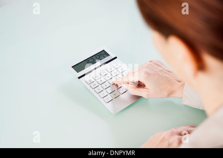 Über die Schulter Blick von Reife Frau mit Rechner im Büro Stockfoto