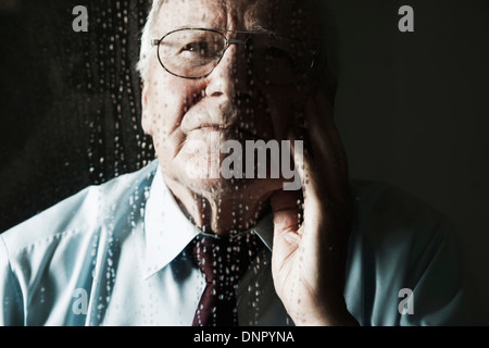 Ältere Menschen suchen Fenster an regnerischen Tag Stockfoto