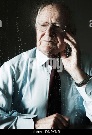 Ältere Menschen suchen Fenster an regnerischen Tag Stockfoto