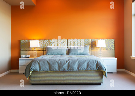 Modern Style Master-Schlafzimmer mit kräftigen Farben und individuelle Möbel Stockfoto