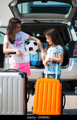 Mädchen laden Gepäck im Van für Urlaub, Mannheim, Baden-Württemberg, Deutschland Stockfoto