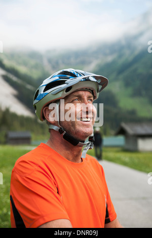 Porträt des reifen Mannes trägt, Fahrradhelm, Vilsalpsee, Tannheimer Tal, Tirol, Österreich Stockfoto