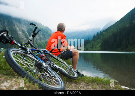 Reifen Sie Mann See mit Mountainbike, Vilsalpsee, Tannheimer Tal, Tirol, Österreich Stockfoto