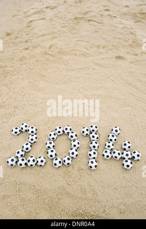 Fußball 2014 gemacht mit Fußball Fußbälle am Strand in Rio De Janeiro Brasilien Stockfoto