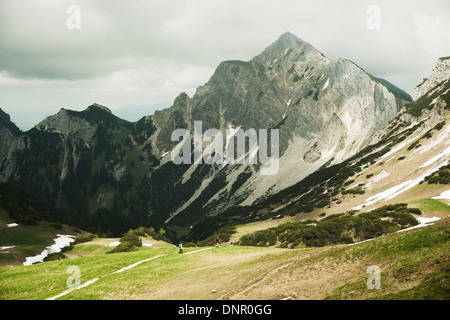 Älteres paar Wandern in Bergen, Tannheimer Tal, Österreich Stockfoto