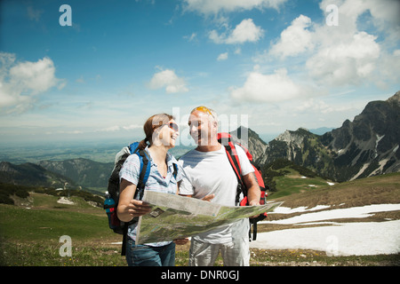 Älteres paar Blick auf Karte, Wandern in Bergen, Tannheimer Tal, Österreich Stockfoto