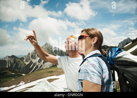 Älteres paar Blick auf Karte, Wandern in Bergen, Tannheimer Tal, Österreich Stockfoto