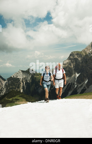 Älteres paar Wandern in Bergen, Tannheimer Tal, Österreich Stockfoto