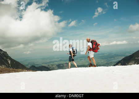 Älteres paar Wandern in Bergen, Tannheimer Tal, Österreich Stockfoto