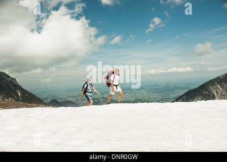 Älteres paar Wandern in Bergen, Tannheimer Tal, Österreich Stockfoto