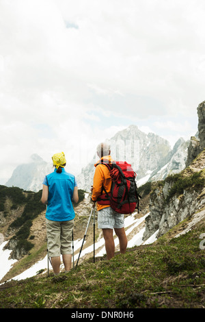 Rückansicht des reifes Paar Wandern in Bergen, Tannheimer Tal, Österreich Stockfoto