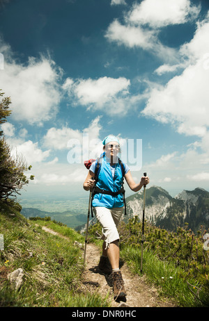 Reife Frau Wandern in Bergen, Tannheimer Tal, Österreich Stockfoto
