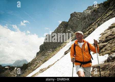 Reifer Mann Wandern in Bergen, Tannheimer Tal, Österreich Stockfoto