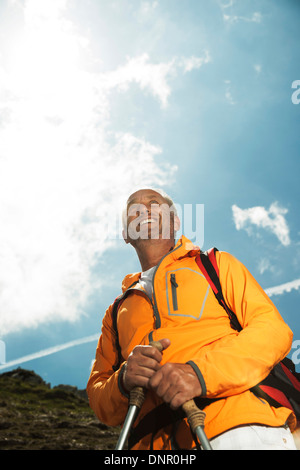 Porträt des reifen Mannes Wandern in Bergen, Tannheimer Tal, Österreich Stockfoto