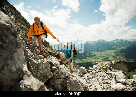 Älteres paar Wandern in Bergen, Tannheimer Tal, Österreich Stockfoto