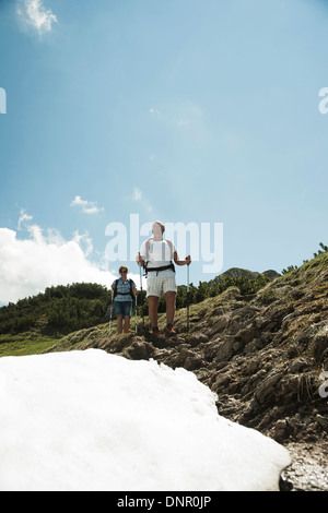 Älteres paar Wandern in Bergen, Tannheimer Tal, Österreich Stockfoto