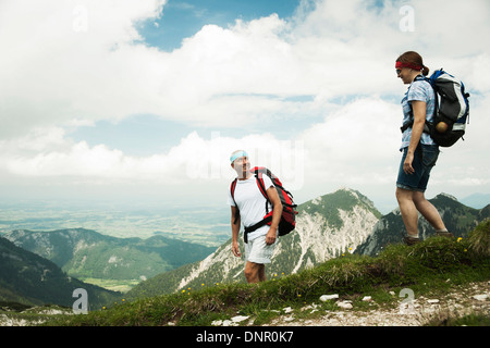 Älteres paar Wandern in Bergen, Tannheimer Tal, Österreich Stockfoto