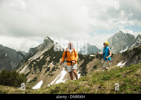 Älteres paar Wandern in Bergen, Tannheimer Tal, Österreich Stockfoto