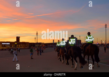 Polizeibeamte auf abendlicher Pferderückenpatrouille im London 2012 Olympic Park Kleidung mit hoher Sichtbarkeit, die Licht hoch viz hoch gegen England Großbritannien reflektiert Stockfoto