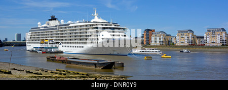 Schwimmende Hotels und Kreuzfahrt Schiff festgemacht an der Themse mit City of London Skyline Gherkin Welt jenseits Stockfoto