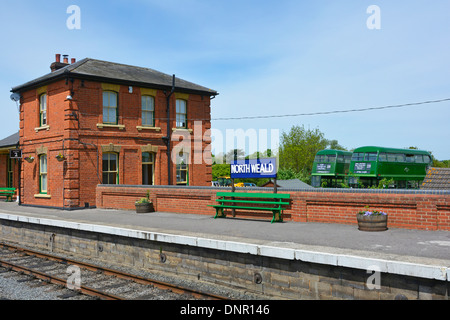 Zwei Green Line Busse warten auf den nächsten Zug Ankunft am Nordbahnhof Weald auf die Epping Ongar Museumsbahn Stockfoto