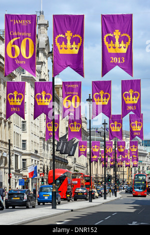 Banner in London Piccadilly feiert die Jubiläum der Königin Elizabeths Krönung (Blick in Richtung Piccadilly Circus) Stockfoto