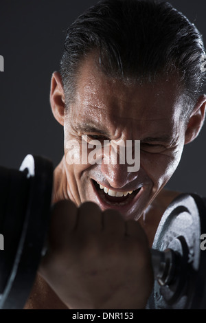 Nahaufnahme des Menschen heben von Gewichten, Studioaufnahme Stockfoto