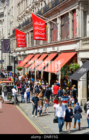 Geschäftige Pflaster rote Banner im berühmten Hamleys Spielzeug-Shop Geschäft Regent Street Rikscha Fahrer in der Busfahrbahn wirbt Touristen & Käufer London England Großbritannien Stockfoto