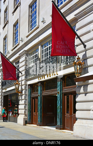 London Straßenpflaster Szene historischen Cafe Royal in Regent Street fünf-Sterne-Luxushotel in denkmalgeschütztem Gebäude rote Banner formell Restaurant England UK Stockfoto