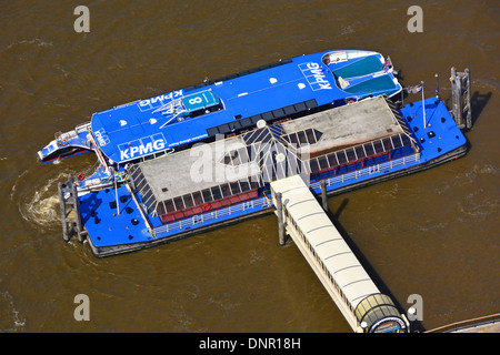 Blick von hoch über der Themse bei Clipper Wasser Bus Boot neben London Bridge City Pier Stockfoto