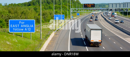 Verschiedene Schilder auf der M25 London Orbital Autobahn, einschließlich East Anglia Schild und auf der Gantry montierte elektronische Digitalanzeige bei Brentwood Essex England UK Stockfoto