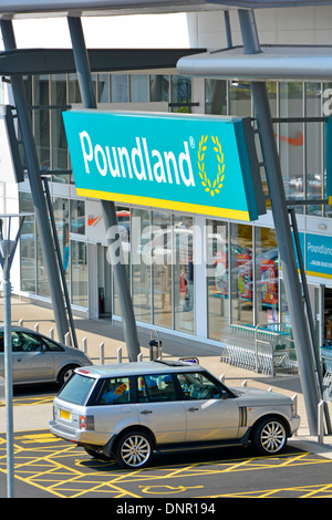 Poundland Store auf See Retail Park Einkaufszentrum mit Behinderten Parkplätze Stockfoto