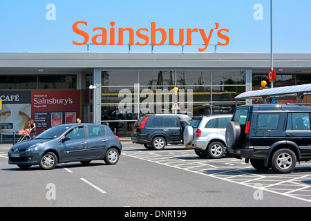 Sainsbury Supermarkt zu speichern, Zeichen, Eingang und Parkplatz Stockfoto